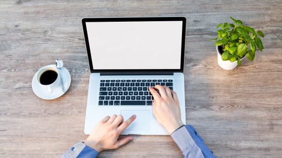 Penggunaan Laptop yang Benar: 14 Tips untuk Menghindari Risiko Kesehatan Akibat Kebiasaan yang Salah