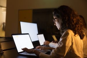 Berkarya Dimana Saja: Bagaimana Sewa Laptop Mendorong Mobilitas Kerja